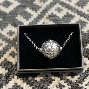 Graveeritud krõll pärlvitsaga ja keega