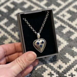 Kolme silmaga süda keega