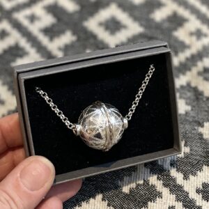 Graveeritud krõll vitsa ja keega