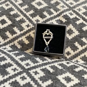 Südamekujuline vitssõlg-pross lindude ja pisaraga