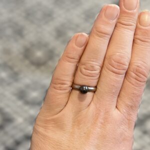 Sõrmus tumeda Hõbe nupsuga