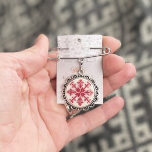 Haaknõel ripatsiga puna-valge MULGI TIKAND