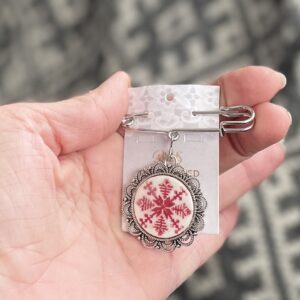 Haaknõel ripatsiga puna-valge MULGI TIKAND