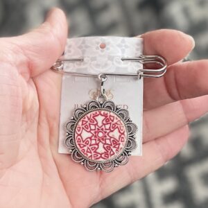 Haaknõel ripatsiga puna-valge Kaheksakand