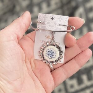 Haaknõel ripatsiga sini-valge RUKKILILL