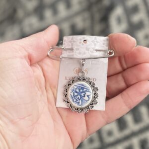 Haaknõel ripatsiga sini-valge RUKKILILL