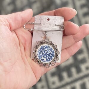 Haaknõel ripatsiga sini-valge RUKKILILL