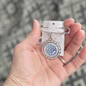 Haaknõel ripatsiga sini-valge RUKKILILL