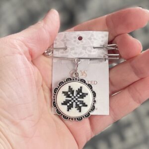 Haaknõel ripatsiga must-valge MUHU Kaheksakand