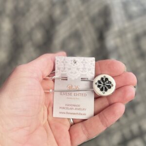 Haaknõel must-valge KIHNU ROOS